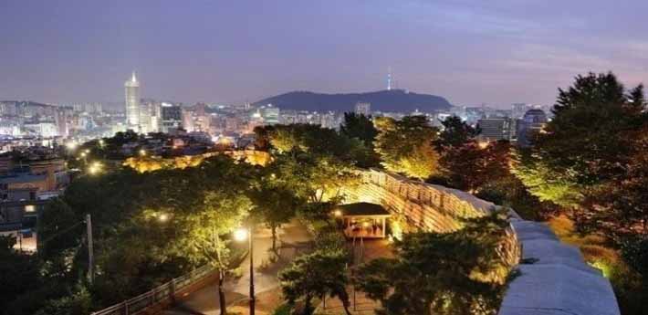 성곽길과 서울의 야경