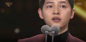 (사진=KBS 방송 캡쳐) 2016 KBS 연기대상에서 ‘대상’을 수상한 송중기가 눈물을 훔치고 있다.