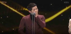 (사진=KBS 방송 캡쳐) 2016 KBS 연기대상에서 ‘대상’을 수상한 송중기가 눈물을 훔치고 있다.